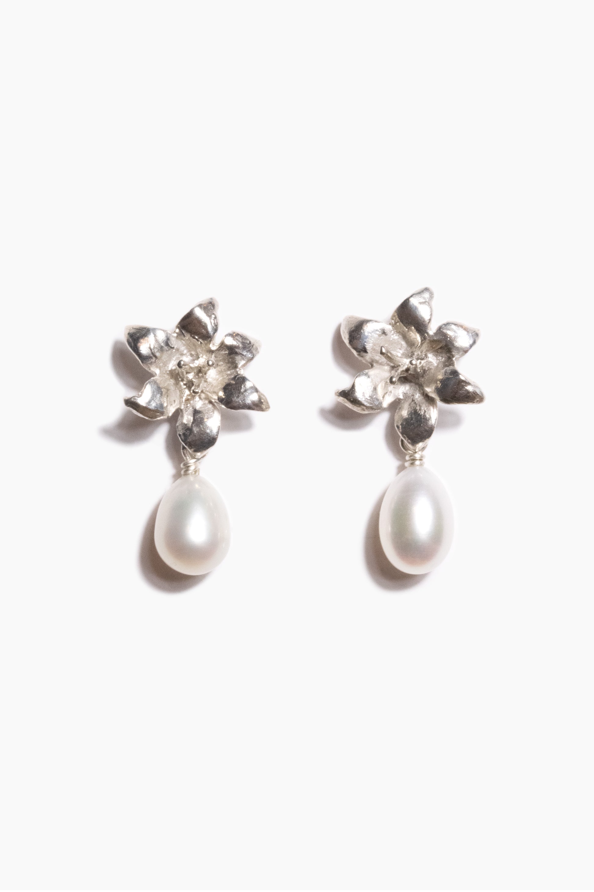 andre-jewelry-lily-pearl-earrings-silver
