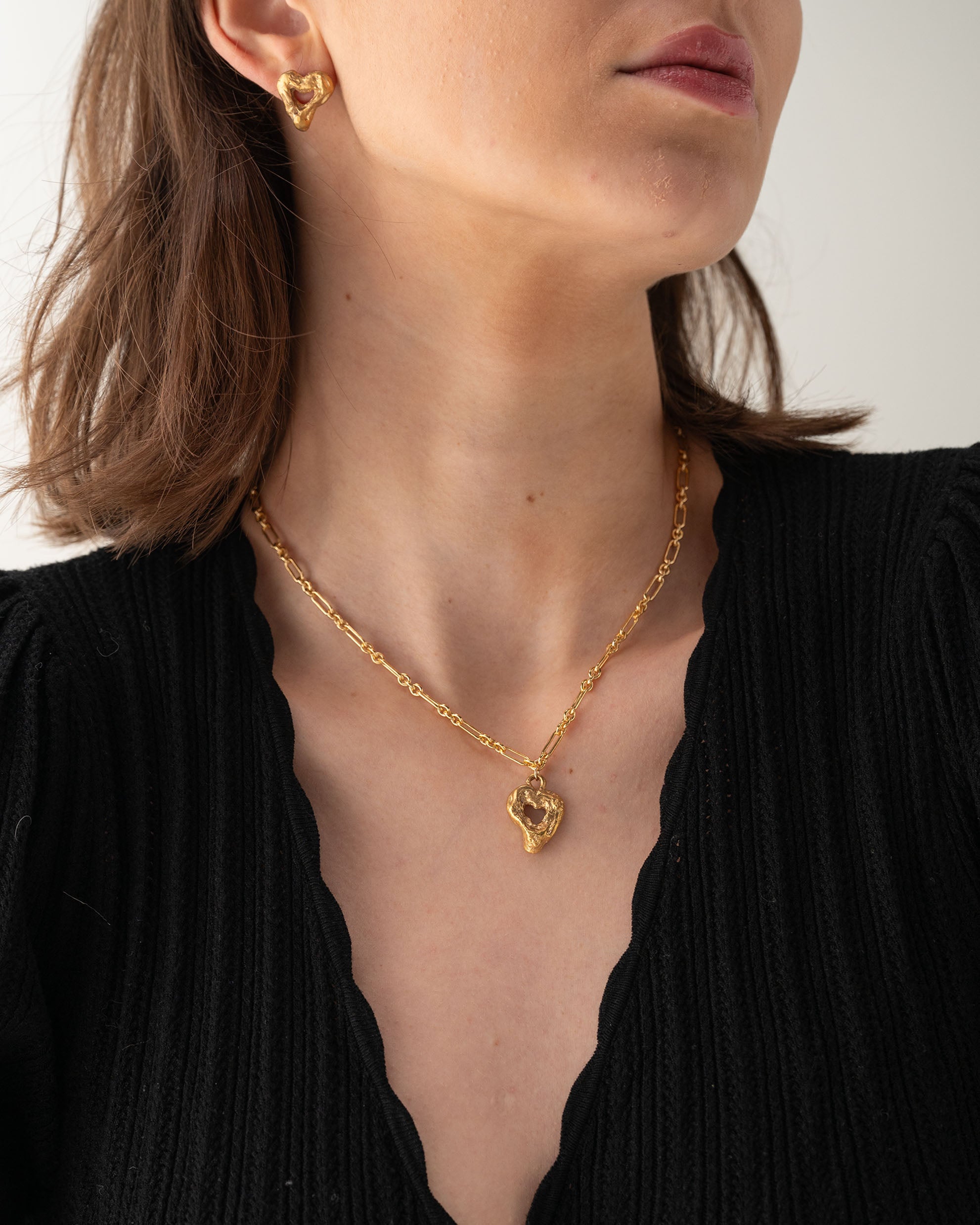 melting heart necklace gold model close up