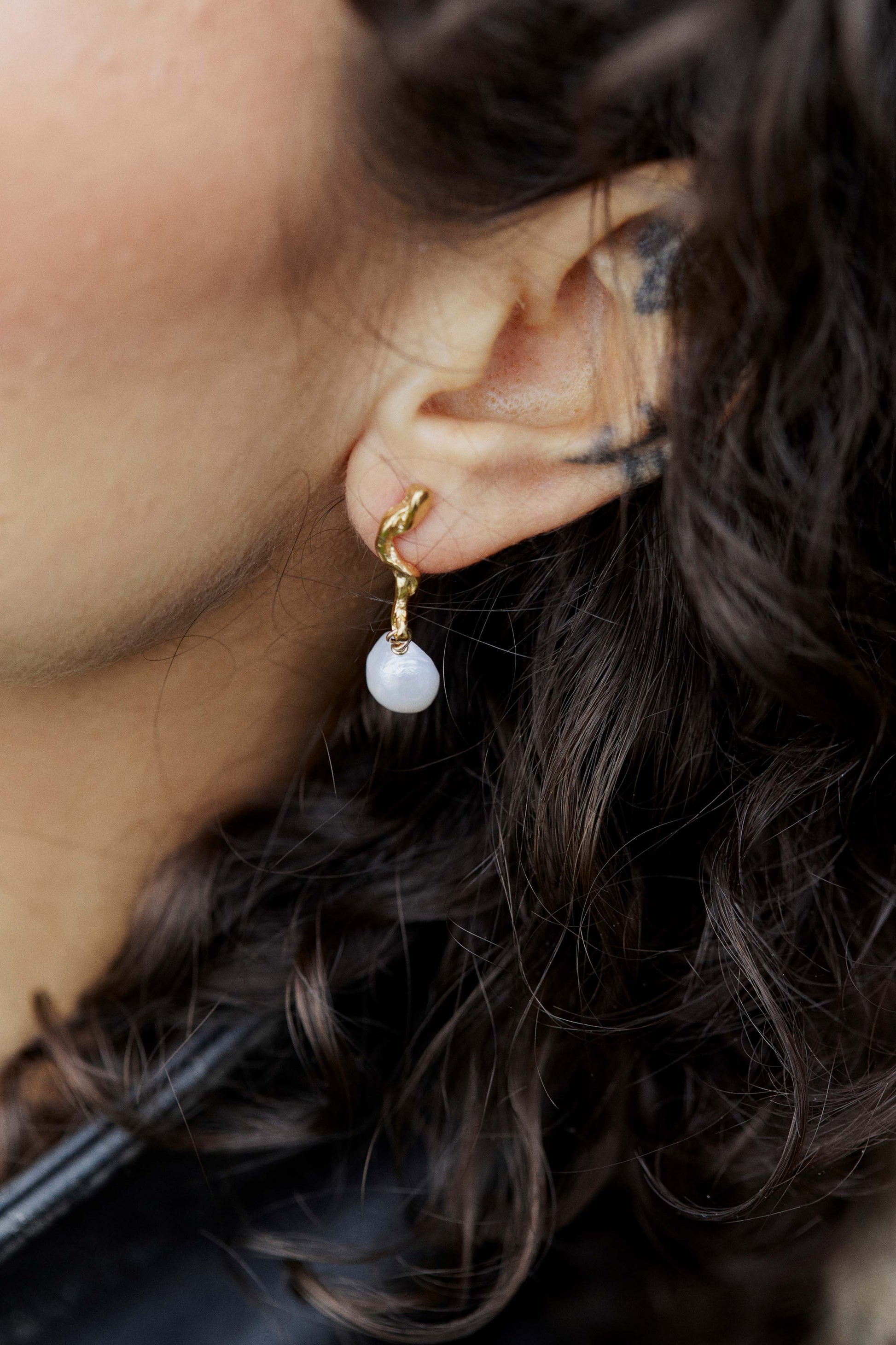 The-stroke-pearl-earrings-gold-andre-jewelry